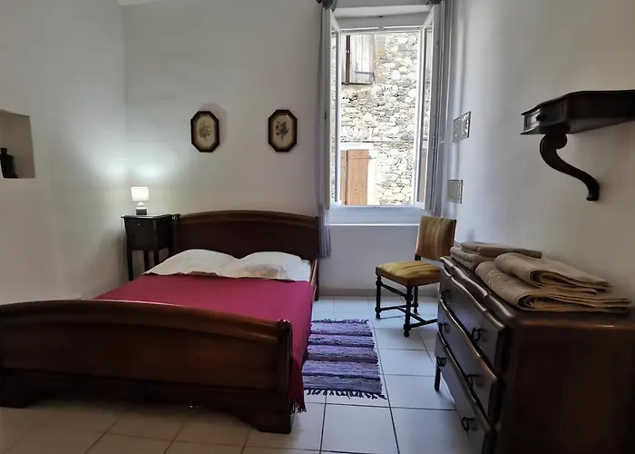 Maison De Village Au Bord De L\'Eau