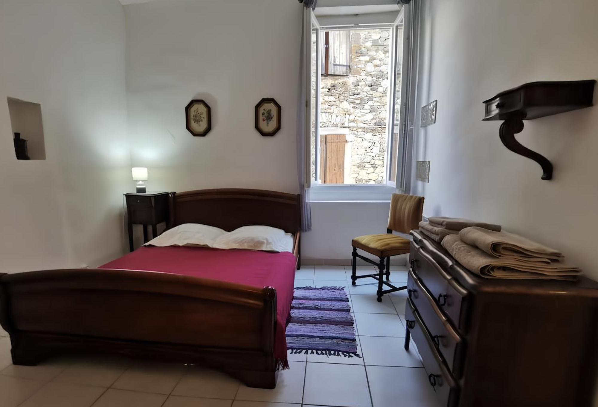 Maison De Village Au Bord De L'eau *